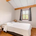 Stylish With Large Pool And Stunning Views *