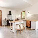 Stylish With Large Pool And Stunning Views