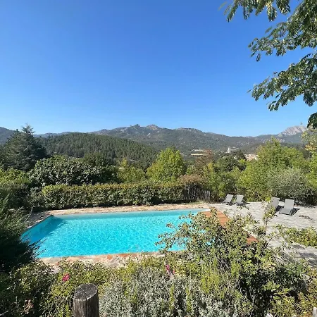 Stylish With Large Pool And Stunning Views