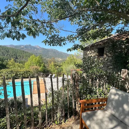 Stylish With Large Pool And Stunning Views