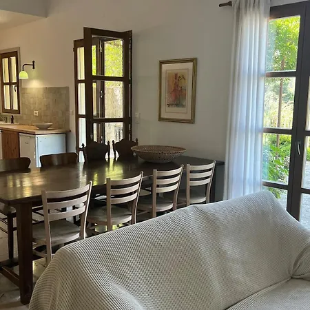 Villa Stylish With Large Pool And Stunning Views