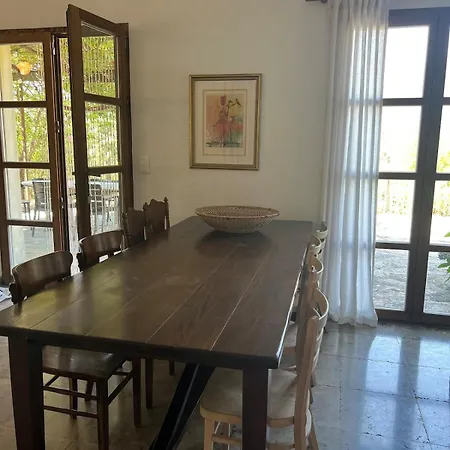 Stylish With Large Pool And Stunning Views *
