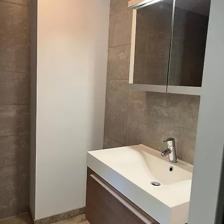 Stylish With Large Pool And Stunning Views *