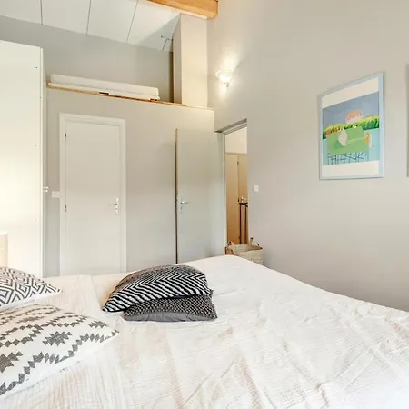 Stylish With Large Pool And Stunning Views