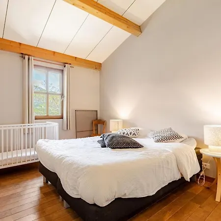 Stylish With Large Pool And Stunning Views