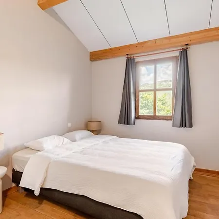 Stylish With Large Pool And Stunning Views *