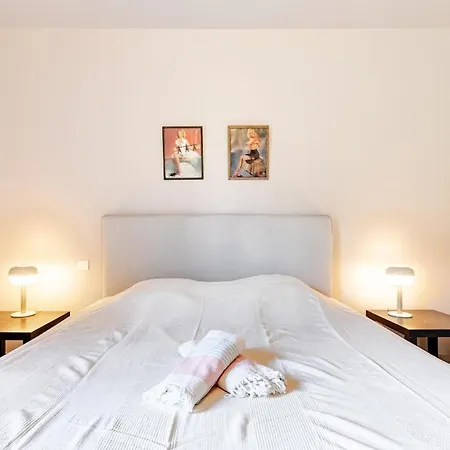 Stylish With Large Pool And Stunning Views 빌라 오라르그