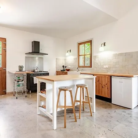 Stylish With Large Pool And Stunning Views