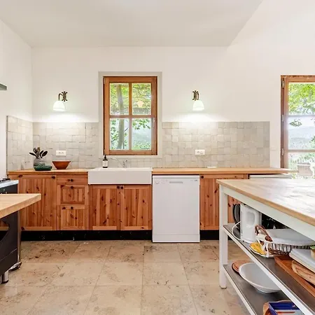 Villa Stylish With Large Pool And Stunning Views *