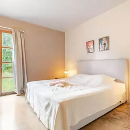 Stylish With Large Pool And Stunning Views *