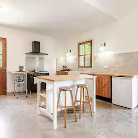 Villa Stylish With Large Pool And Stunning Views