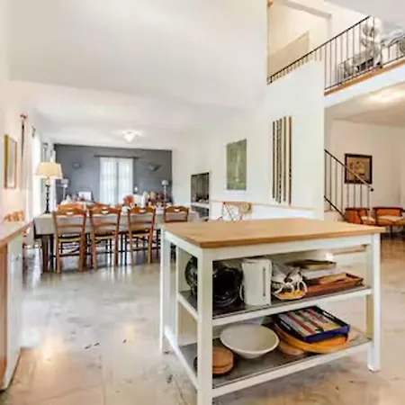 Villa Stylish With Large Pool And Stunning Views Olargues