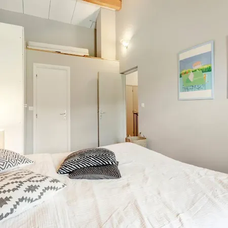 Stylish With Large Pool And Stunning Views