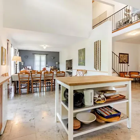Stylish With Large Pool And Stunning Views *