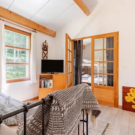 Stylish With Large Pool And Stunning Views
