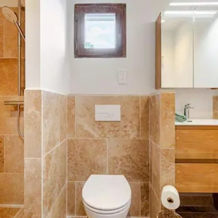 Stylish With Large Pool And Stunning Views *